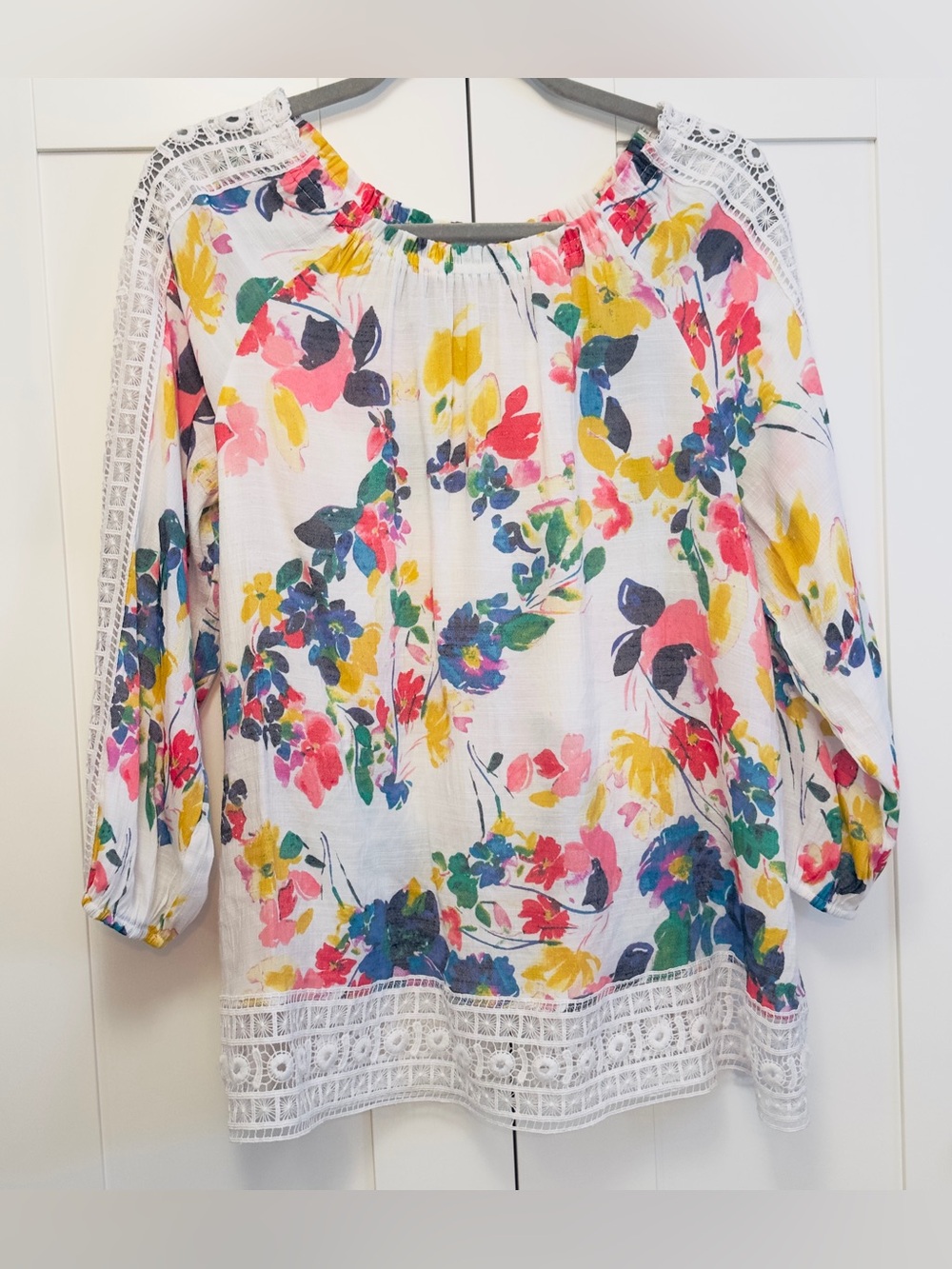 Floral Print Multi Color and White Top W/ Lace Bottom and Sleeve Accents Sz M/LG